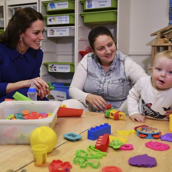 La duchesse Catherine de Cambridge et le prince William visitaient ensemble le 11 janvier 2017 l'un des sites de Child Bereavement UK à Londres. Le duc a été amené, une nouvelle fois, à évoquer la perte de sa mère la princesse Diana auprès d'enfants ayant perdu des proches.