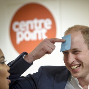 Le prince William en pleine partie de "Devine qui je suis" lors de sa visite dans un foyer dirigé par Centrepoint à Northolt le 10 janvier 2017.