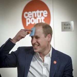 Le prince William en pleine partie de "Devine qui je suis" lors de sa visite dans un foyer dirigé par Centrepoint à Northolt le 10 janvier 2017.