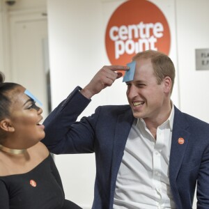 Le prince William en pleine partie de "Devine qui je suis" lors de sa visite dans un foyer dirigé par Centrepoint à Northolt le 10 janvier 2017.