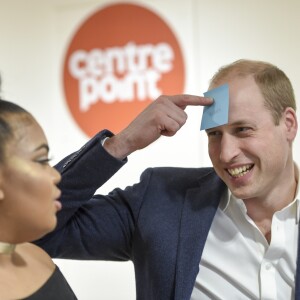 Le prince William en pleine partie de "Devine qui je suis" lors de sa visite dans un foyer dirigé par Centrepoint à Northolt le 10 janvier 2017.