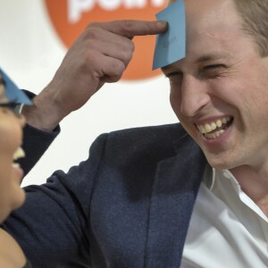 Le prince William en pleine partie de "Devine qui je suis" lors de sa visite dans un foyer dirigé par Centrepoint à Northolt le 10 janvier 2017.