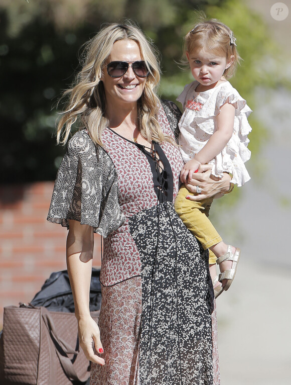 Exclusif - Molly Sims (enceinte) se promène avec sa fille Scarlett Stuber à Brentwood le 10 novembre 2016