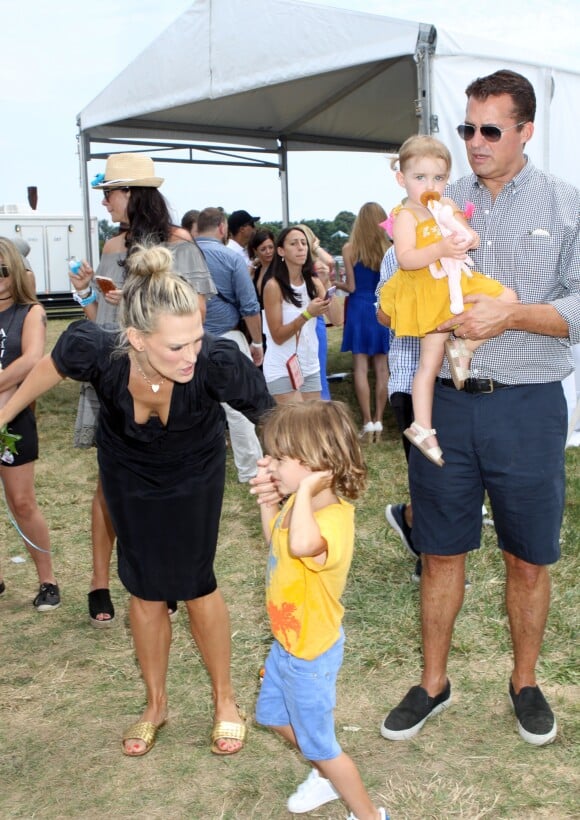 Molly Sims avec son mari Scott Stuber et ses enfants Brooks et Scarlett lors du Super Saturday au bénéfice de l'OCRFAà Las Vegas le 30 juillet 2016.