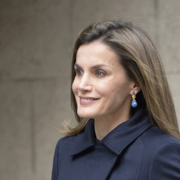 La reine Letizia d'Espagne, habillée en Hugo Boss, arrive pour une réunion de travail avec l'association espagnole de lutte contre le cancer à Madrid le 10 janvier 2017.