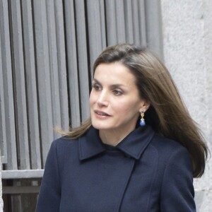 La reine Letizia d'Espagne, habillée en Hugo Boss, arrive pour une réunion de travail avec l'association espagnole de lutte contre le cancer à Madrid le 10 janvier 2017.