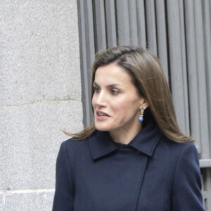 La reine Letizia d'Espagne, habillée en Hugo Boss, arrive pour une réunion de travail avec l'association espagnole de lutte contre le cancer à Madrid le 10 janvier 2017.