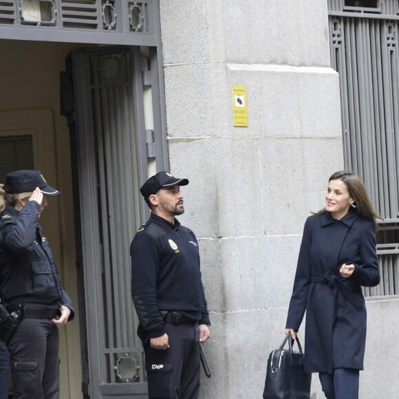 La reine Letizia d'Espagne, habillée en Hugo Boss, arrive pour une réunion de travail avec l'association espagnole de lutte contre le cancer à Madrid le 10 janvier 2017.