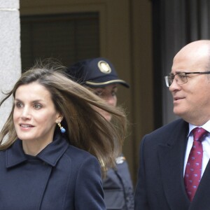 La reine Letizia d'Espagne, habillée en Hugo Boss, arrive pour une réunion de travail avec l'association espagnole de lutte contre le cancer à Madrid le 10 janvier 2017.