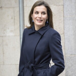 La reine Letizia d'Espagne, habillée en Hugo Boss, arrive pour une réunion de travail avec l'association espagnole de lutte contre le cancer à Madrid le 10 janvier 2017.