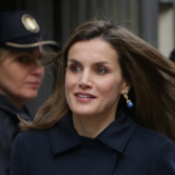 La reine Letizia d'Espagne, habillée en Hugo Boss, arrive pour une réunion de travail avec l'association espagnole de lutte contre le cancer à Madrid le 10 janvier 2017.