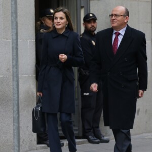 La reine Letizia d'Espagne, habillée en Hugo Boss, arrive pour une réunion de travail avec l'association espagnole de lutte contre le cancer à Madrid le 10 janvier 2017.