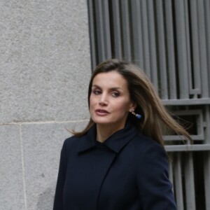 La reine Letizia d'Espagne, habillée en Hugo Boss, arrive pour une réunion de travail avec l'association espagnole de lutte contre le cancer à Madrid le 10 janvier 2017.