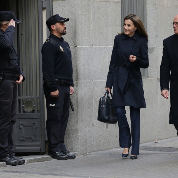 La reine Letizia d'Espagne, habillée en Hugo Boss, arrive pour une réunion de travail avec l'association espagnole de lutte contre le cancer à Madrid le 10 janvier 2017.