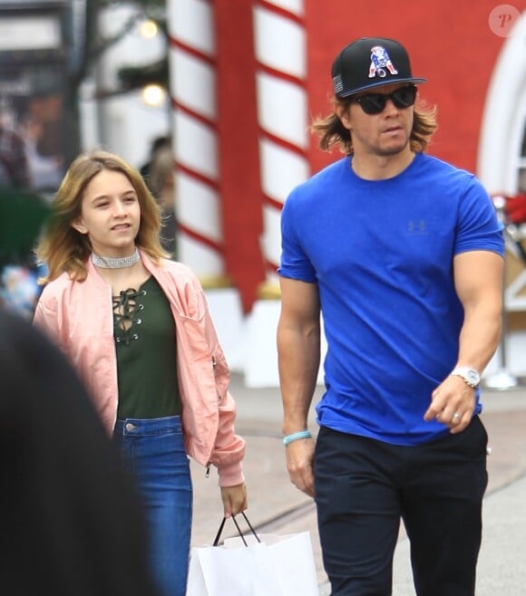 Exclusif - Mark Wahlberg fait du shopping avec sa fille Ella à Los Angeles Le 26 Novembre 2016