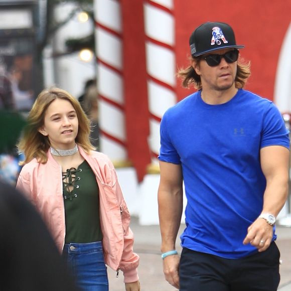 Exclusif - Mark Wahlberg fait du shopping avec sa fille Ella à Los Angeles Le 26 Novembre 2016