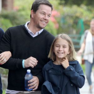 Exclusif - Mark Wahlberg, sa femme Rhea et leur fille Ella se promènent à Los Angeles, le 24 avril 2015.