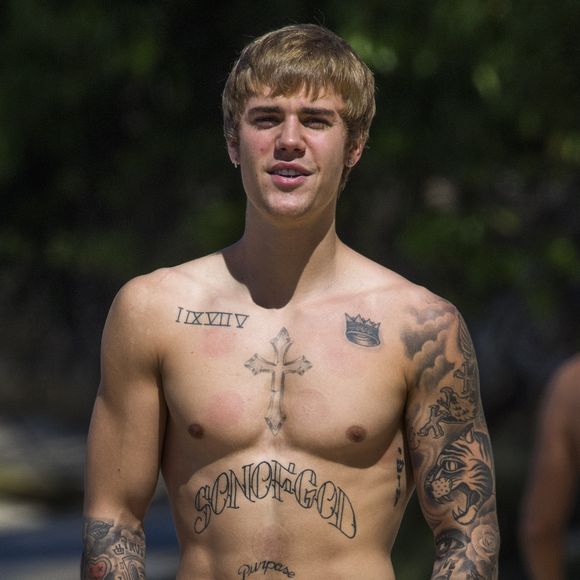 Justin Bieber discute avec des fans lors de ses vacances à La Barbade le 28 décembre 2016.