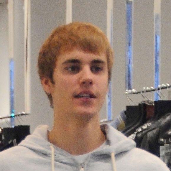 Justin Bieber fait du shopping dans les rues de Beverly Hills, le 13 décembre 2016