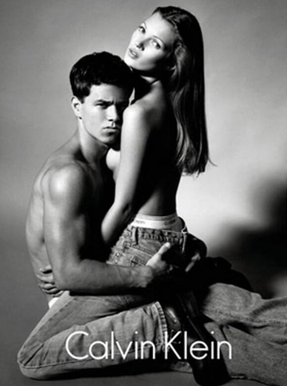 KAte Moss et Mark Wahlberg pour les jeans Calvin Klein en 1992.