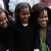 Malia, Sasha et leur mère Michelle Obama lors du lundi de Pâques à la Maison Blanche le 13 avril 2009