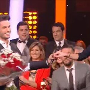 Karine Ferri reçoit le prix de femme la plus sexy de 2016 des mains de Baptiste Giabiconi - "Z'awards de la télé", vendredi 13 janvier 2017, TF1