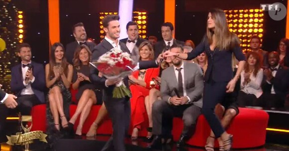 Karine Ferri reçoit le prix de femme la plus sexy de 2016 des mains de Baptiste Giabiconi - "Z'awards de la télé", vendredi 13 janvier 2017, TF1