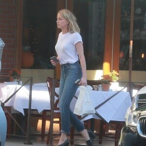 Amber Heard se promène seule dans les rues de Beverly Hills quelques semaines après son divorce avec Johnny Depp à Beverly Hills le 21 octobre 2016