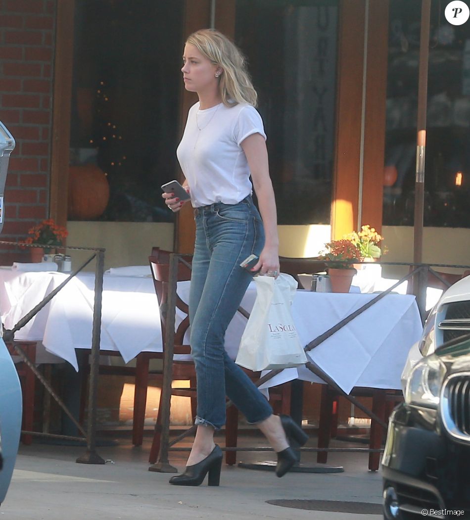 Amber Heard se promène seule dans les rues de Beverly Hills quelques