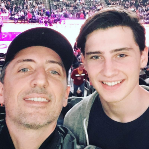 Gad Elmaleh pose avec son fils Noé au Staples Center de Los Angeles. Photo postée sur Instagram le 16 janvier 2017.