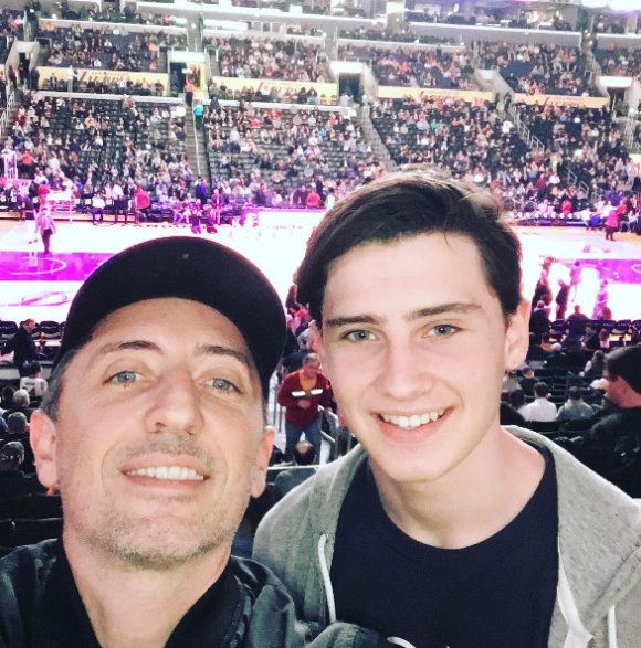 Gad Elmaleh pose avec son fils Noé au Staples Center de Los Angeles. Photo postée sur Instagram le 16 janvier 2017.