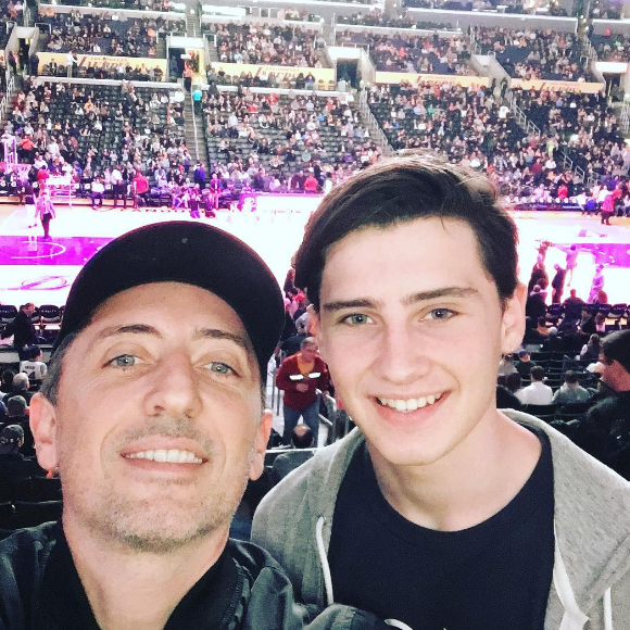 Gad Elmaleh pose avec son fils Noé au Staples Center de Los Angeles. Photo postée sur Instagram le 16 janvier 2017.