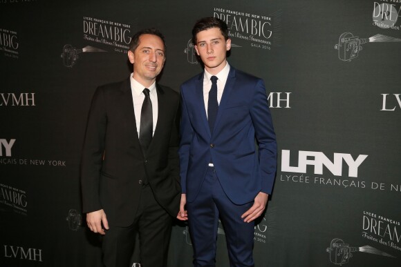 Gad Elmaleh et son fils Noé au gala du lycée français de New York le 6 février 2016.