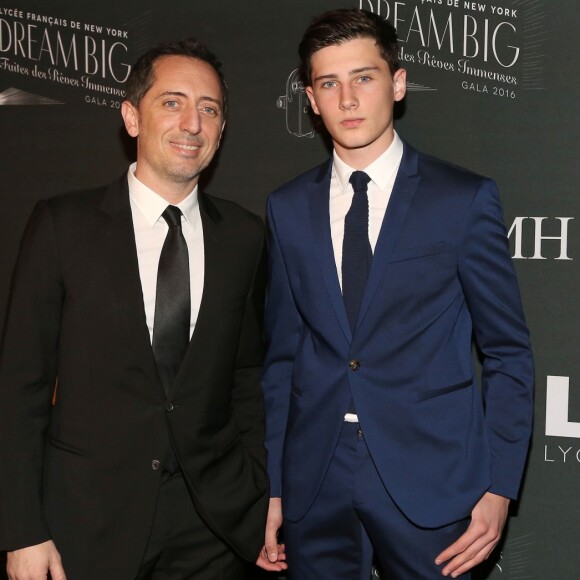 Gad Elmaleh et son fils Noé au gala du lycée français de New York le 6 février 2016.