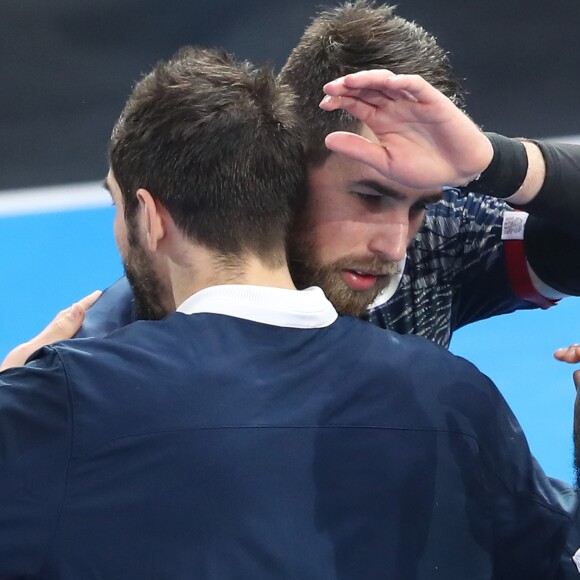 Nikola Karabatic et son frère Luka Karabatic lors du match d'ouverture du mondial de handball, la France contre le Brésil à AccorHotels Arena à Paris, France, le 11 janvier 2017.