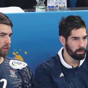 Nikola Karabatic et son frère Luka Karabatic lors du match d'ouverture du mondial de handball, la France contre le Brésil à AccorHotels Arena à Paris, France, le 11 janvier 2017.
