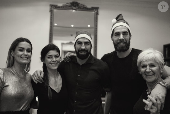 Photo de famille avec Jeny Priez (compagne de Luka Karabatic), Géraldine (compagne de Nikola Karabatic), Nikola Karabatic, Luka Karabatic et Lala Karabatic. Photo postée sur Instagram en 2016.