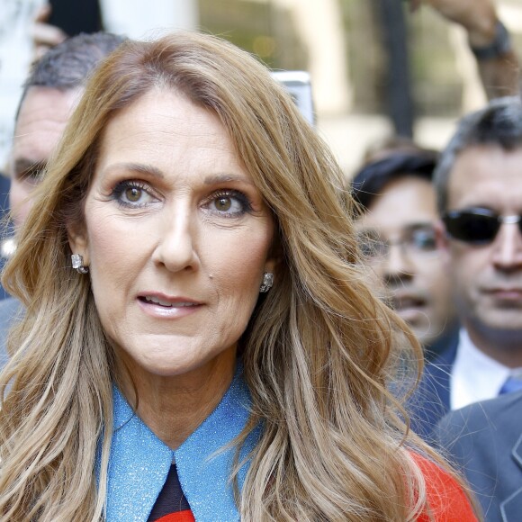 Céline Dion pose pour les photographes lorsqu'elle sort des studios de la NBC à New York. Le 21 juillet 2016