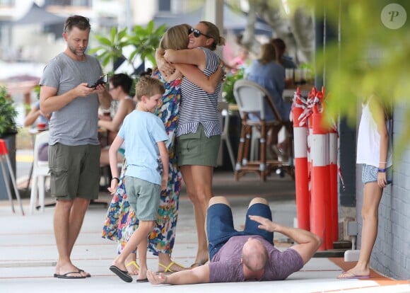 Zara Phillips et Mike Tindall ont passé du temps avec des proches à Gold Coast dans le Queensland en Australie le 15 janvier 2017, Mike amusant les enfants en se laissant terrasser. © INSTARimages/ABACAPRESS.COM