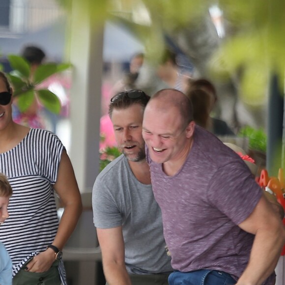 Zara Phillips et Mike Tindall ont passé du temps avec des proches à Gold Coast dans le Queensland en Australie le 15 janvier 2017. © INSTARimages/ABACAPRESS.COM
