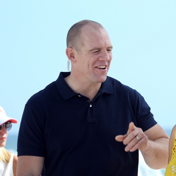 Zara Phillips (Zara Tindall) et son mari Mike Tindall sur la plage de Gold Coast dans le Queensland en Australie le 10 janvier 2017 dans le cadre de leurs activités d'ambassadeurs de Magic Millions.