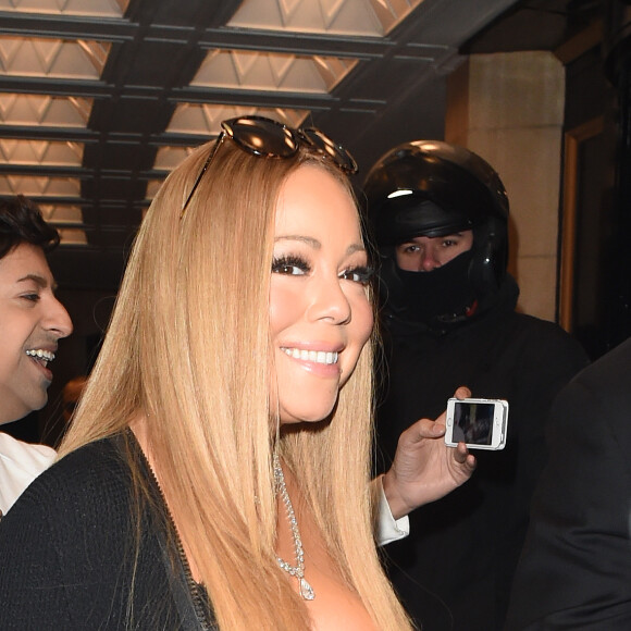 Mariah Carey arrive avec son danseur Brian Tanaka à une réception de mariage à l'hôtel Landmark à Londres le 14 janvier 2017.
