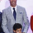 Cristiano Ronaldo et son fils Cristiano Ronaldo Jr - Cristiano Ronaldo reçoit son 4ème Soulier d'Or lors d'une cérémonie de remise de prix organisée par le quotidien sportif "La Marca" à Madrid, le 13 octobre 2015.