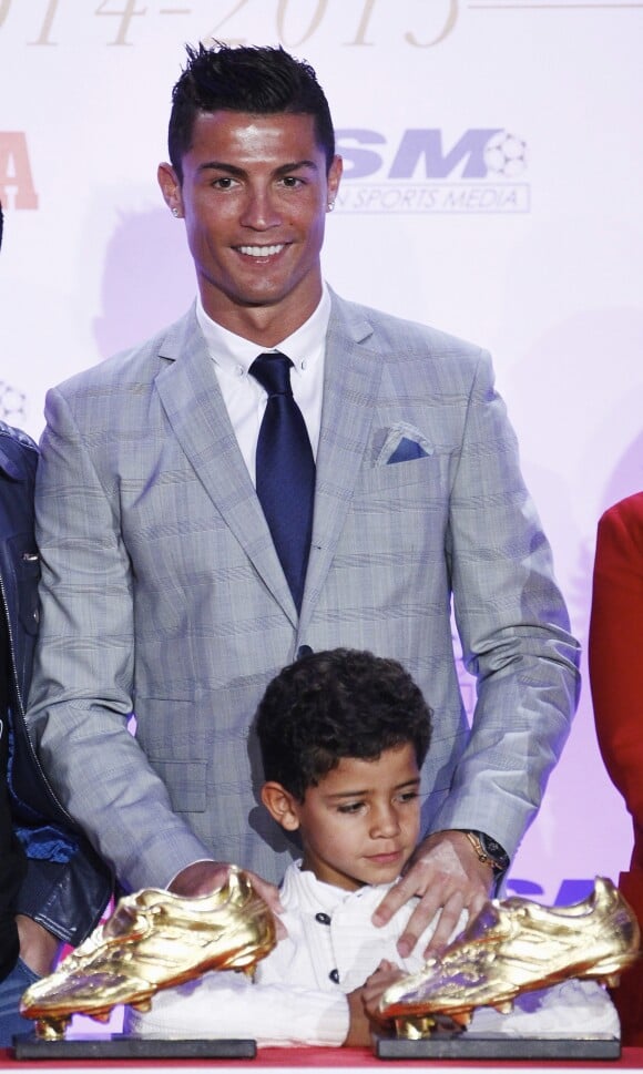 Cristiano Ronaldo et son fils Cristiano Ronaldo Jr - Cristiano Ronaldo reçoit son 4ème Soulier d'Or lors d'une cérémonie de remise de prix organisée par le quotidien sportif "La Marca" à Madrid, le 13 octobre 2015.