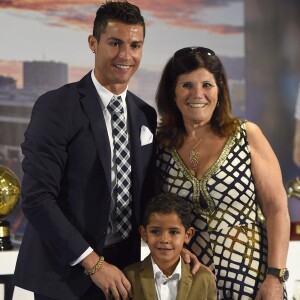 Cristiano Ronaldo son fils Cristiano Jr et sa mère Maria Dolores dos Santos Aveiro - Cristiano Ronaldo reçoit un prix pour son record de buts en Champions League au stade Santiago Bernabeu à Madrid, le 2 octobre 2015.