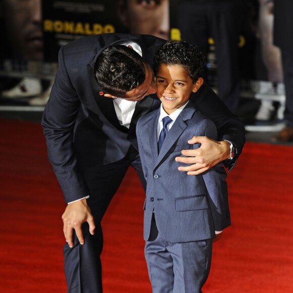Cristiano Ronaldo et son fils Cristiano Ronaldo Jr - Première du film "Ronaldo" à Londres le 9 novembre 2015.