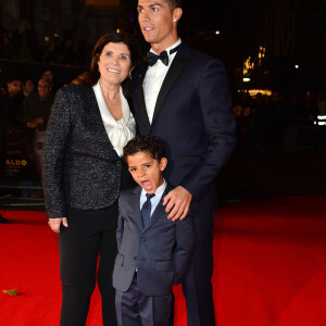 Cristiano Ronaldo avec sa mère Maria Dolores dos Santos Aveiro et son fils Cristiano Ronaldo Jr - Première du film "Ronaldo" à Londres le 9 novembre 2015.