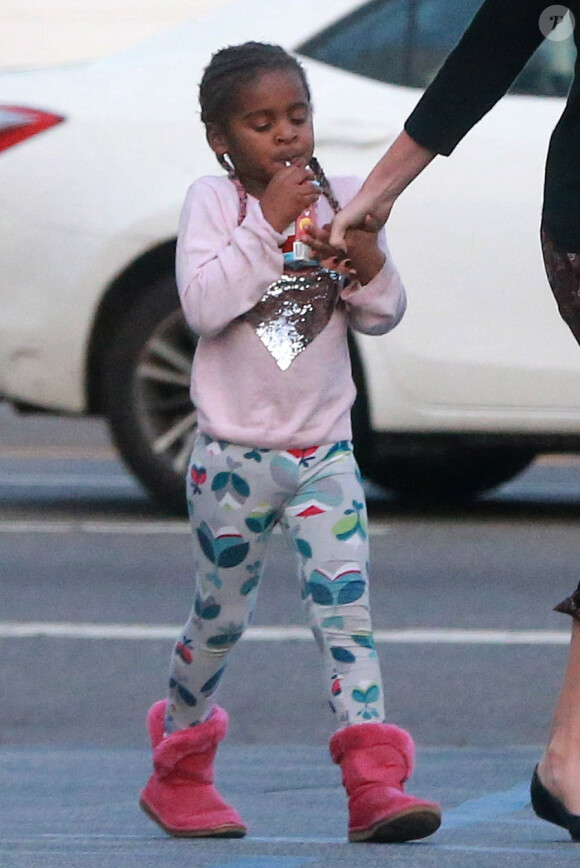 Exclusif - Charlize Theron se balade avec son fils Jackson dans les rues de Los Angeles, le 17 janvier 2017.. Le petit Jackson est encore habillé en fille, il porte des bottes fourrées rose, un sac à dos 'Reine des neiges' et est coiffé de longues tresses.