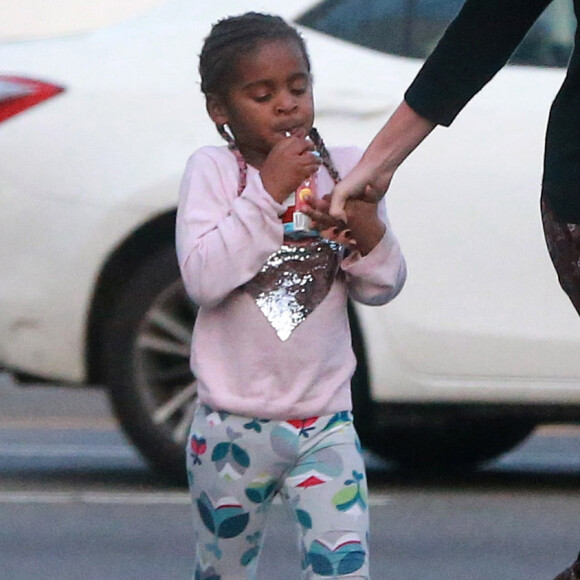 Exclusif - Charlize Theron se balade avec son fils Jackson dans les rues de Los Angeles, le 17 janvier 2017.. Le petit Jackson est encore habillé en fille, il porte des bottes fourrées rose, un sac à dos 'Reine des neiges' et est coiffé de longues tresses.