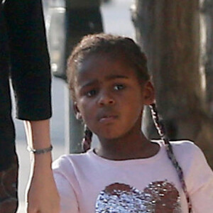 Exclusif - Charlize Theron se balade avec son fils Jackson dans les rues de Los Angeles, le 17 janvier 2017. Le petit Jackson est habillé en fille, porte des bottes fourrées rose, un sac à dos 'Reine des neiges' et est coiffé de longues tresses.